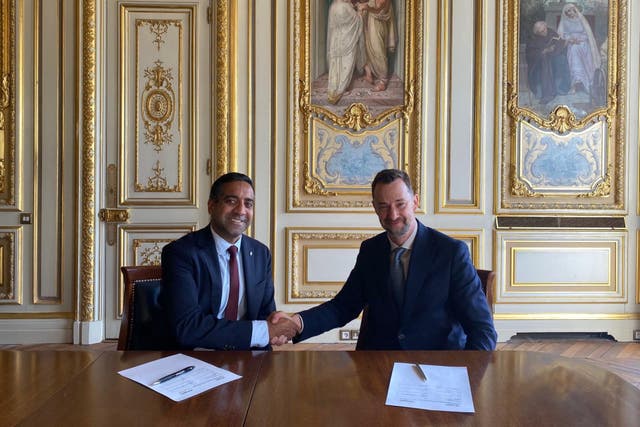 Tejpaul Bhatia, chief revenue officer at Axiom Space (left), and Dr Paul Bate, chief executive of the UK Space Agency, after the signing of an agreement on plans for a spaceflight mission(UK Space Agency/PA)