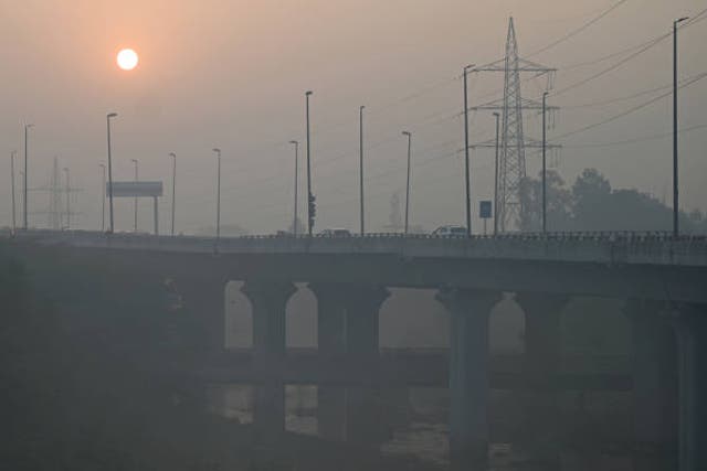 <p>File. Commuters make their way amid smoggy conditions during sunrise, in New Delhi on 13 December 2023</p>